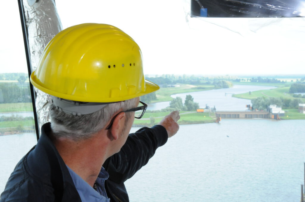 Da gehts lang: Wolfgang Thos deutet auf die 45 Meter breite Durchfahrt der Dockschleuse im Papenburger Werfthafen. Foto: Christoph Assies