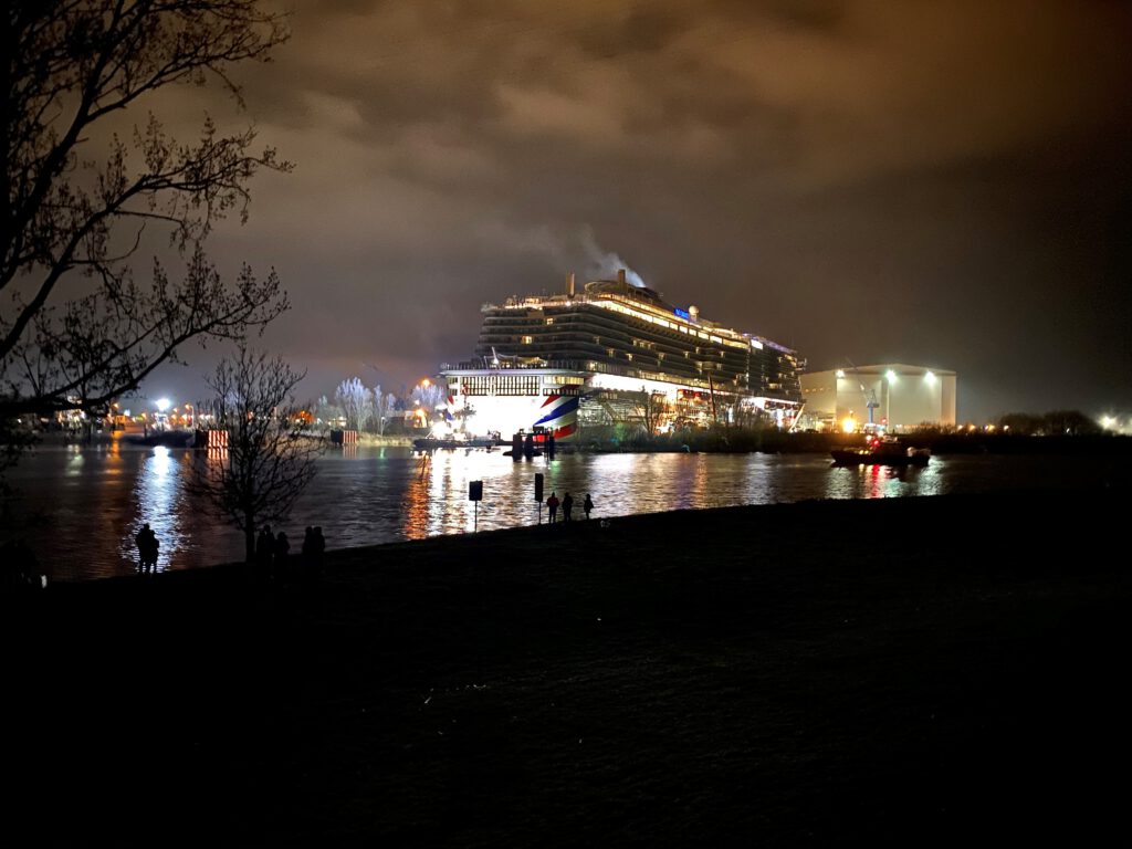 Die IONA beim Passieren der Dockschleuse im März 2020. Foto: Christoph Assies
