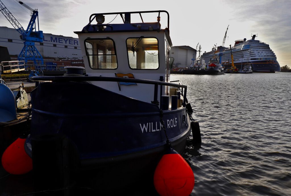 Werftschlepper WILLM ROLF, benannt nach dem Gründer der Meyer Werft, mit dem Kreuzfahrtschiff DISNEY WISH im Hafen der Meyer Werft im Februar 2022.