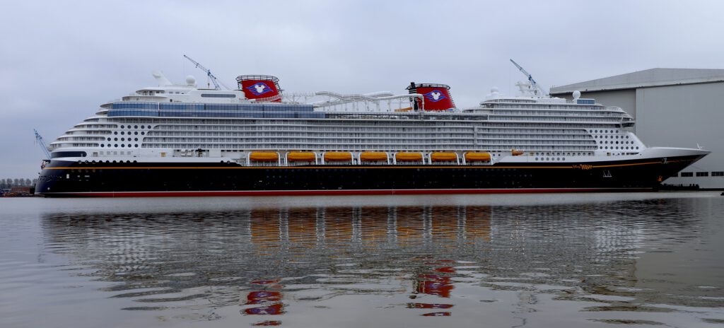 Die DISNEY WISH wird als 54. Kreuzfahrtschiff der Meyer Werft zur Nordsee überführt. Foto: Christoph Assies